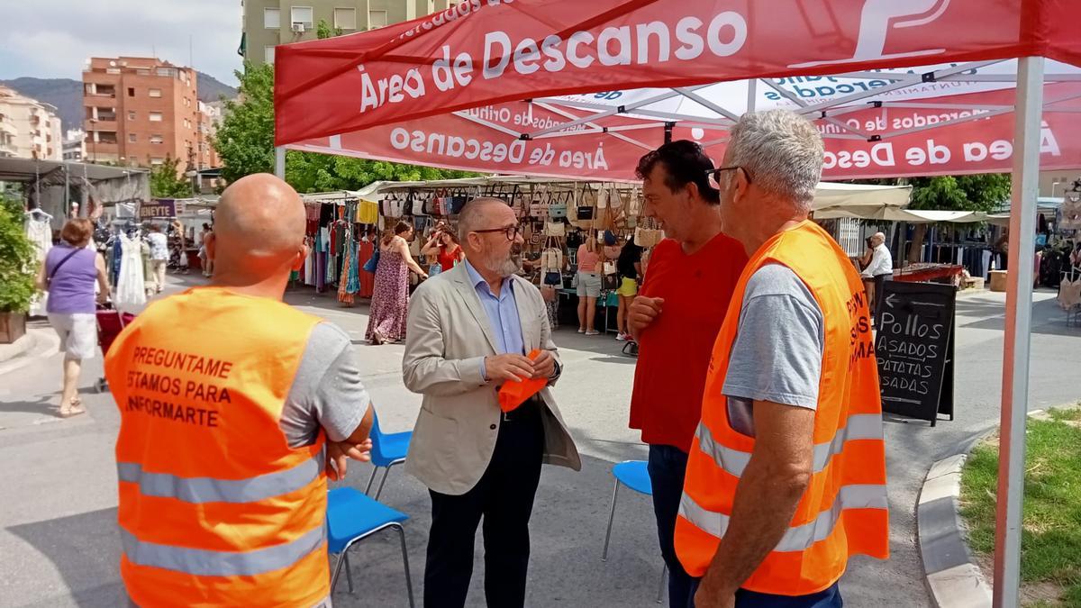 El concejal de Mercados, Ángel Luis Muñoz Grau, en una de las nuevas áreas de descanso