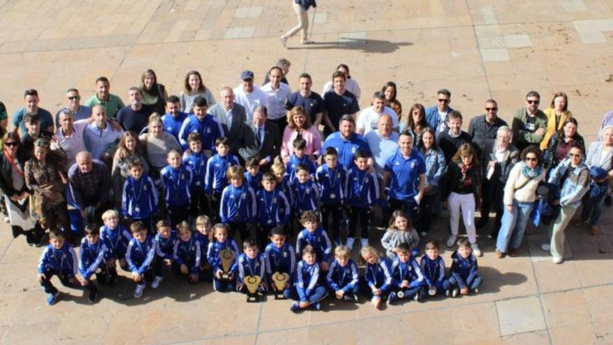 El Alcalde recibe a tres equipos del Real Oviedo ganadores de la Oviedo Cup | LNE