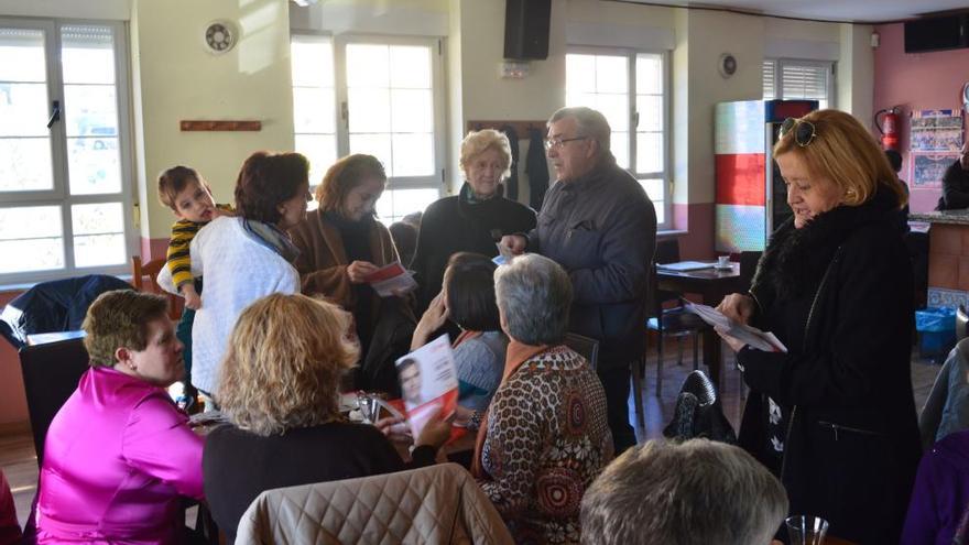 Mar Rominguera y José Fernández reparten folletos informativos en el club de jubilados de Morales del Vino.