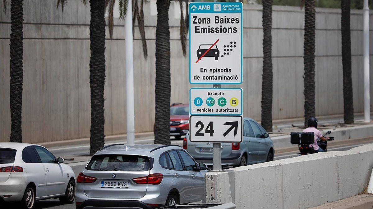 Cartel de la zona de bajas emisiones, en una de las salidas de las rondas de Barcelona