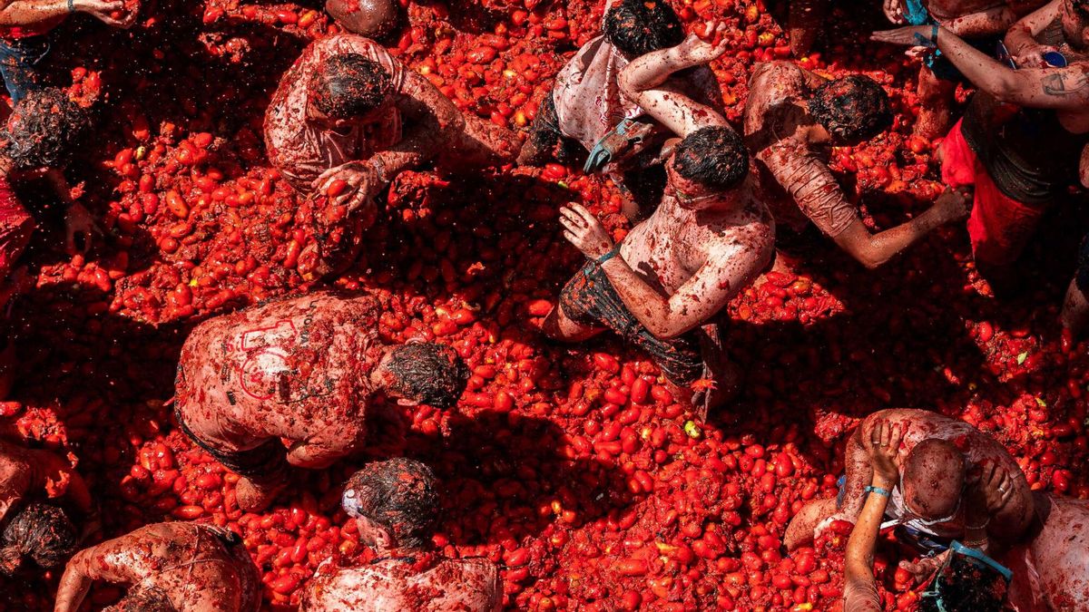 Un alud de tomates cubre Buñol de rojo