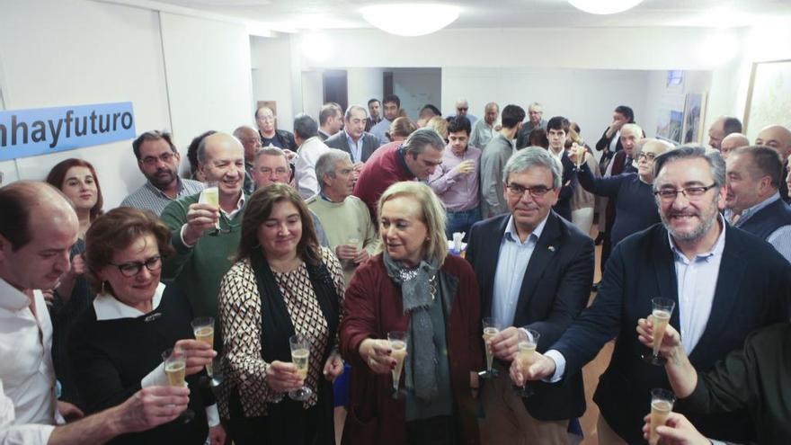 Mercedes Fernández, en el centro, durante el brindis navideño en la sede del PP de Gijón.