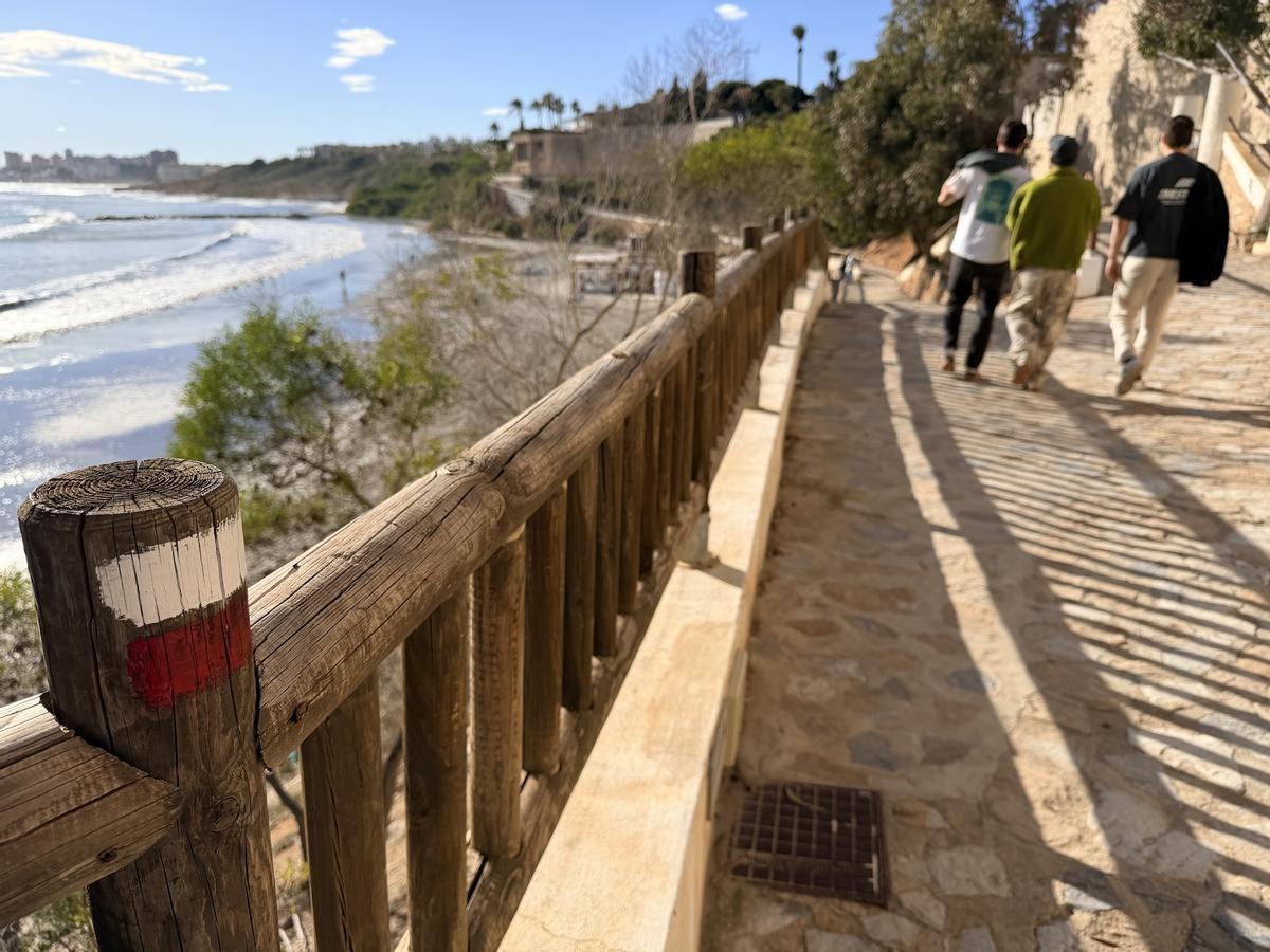 Marcas que indican el camino a los senderistas