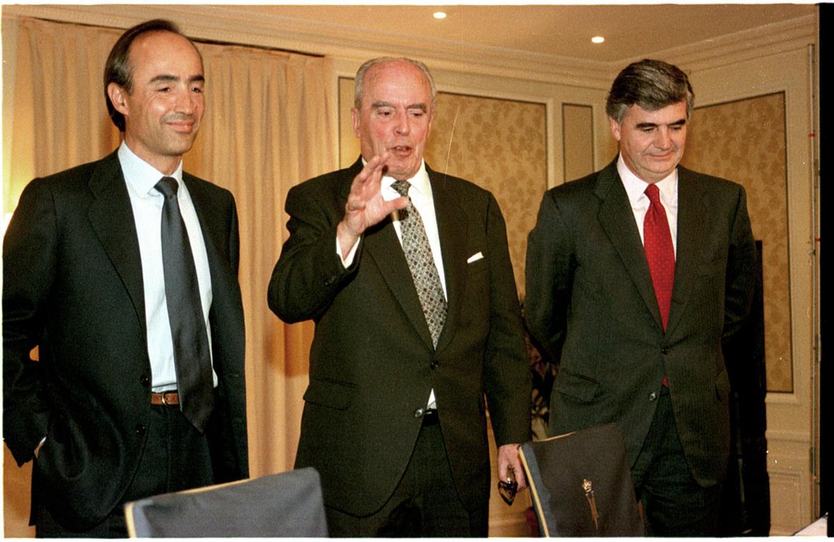 Rueda de prensa de Ferrovial en 1999, con Rafael del Pino y Calvo Sotelo (izquierda), Rafael del Pino (centro) y Santiago Bergareche (derecha).