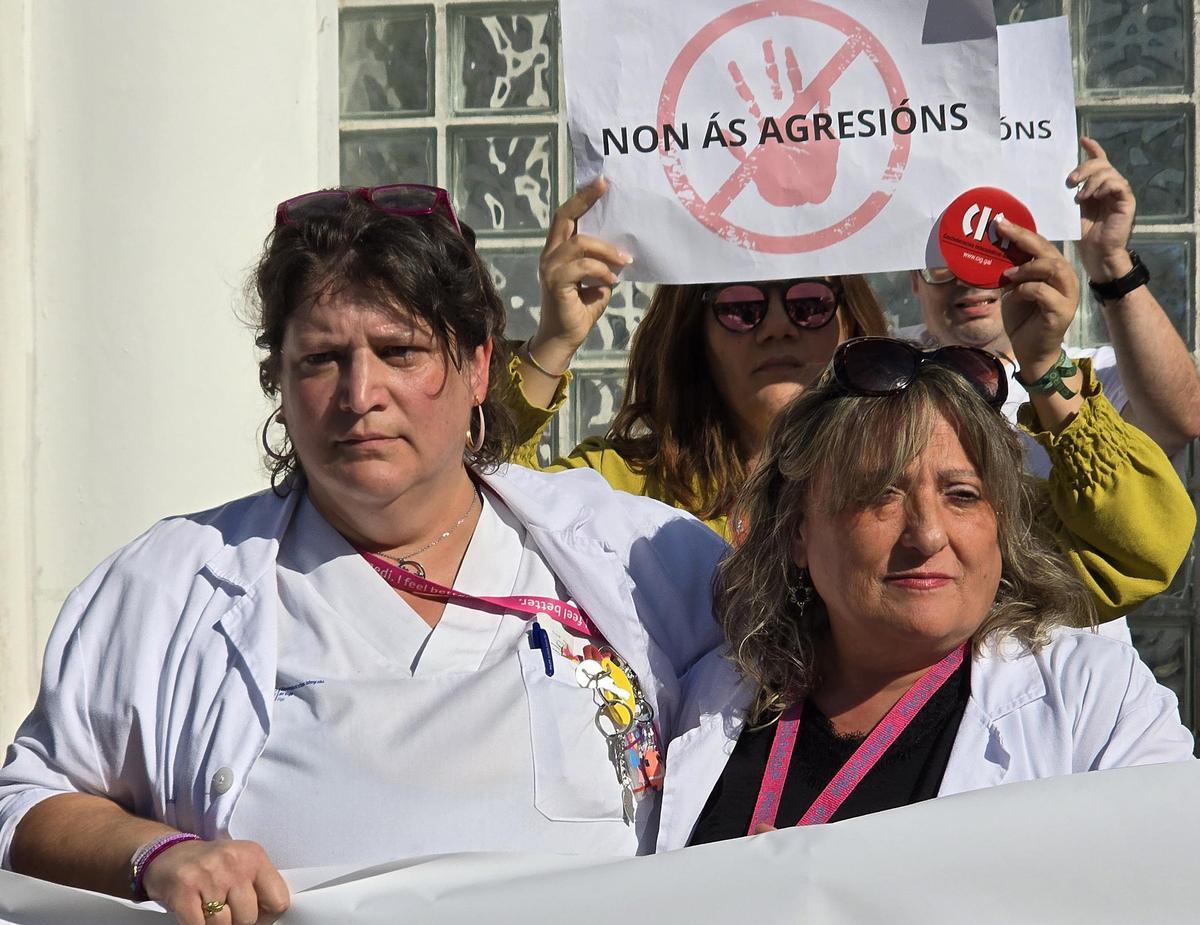 La enfermera que denunció la agresión, con compañeros, durante la protesta ante el hospital Meixoeiro