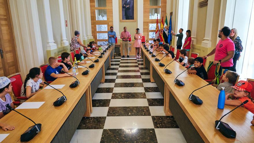 Los niños de los campamentos de verano visitan el Ayuntamiento de Cáceres