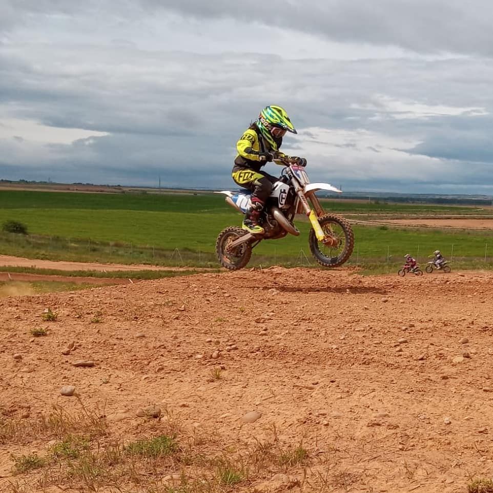 La pequeña Cloe Marrón lidera el campeonato de España de motocross