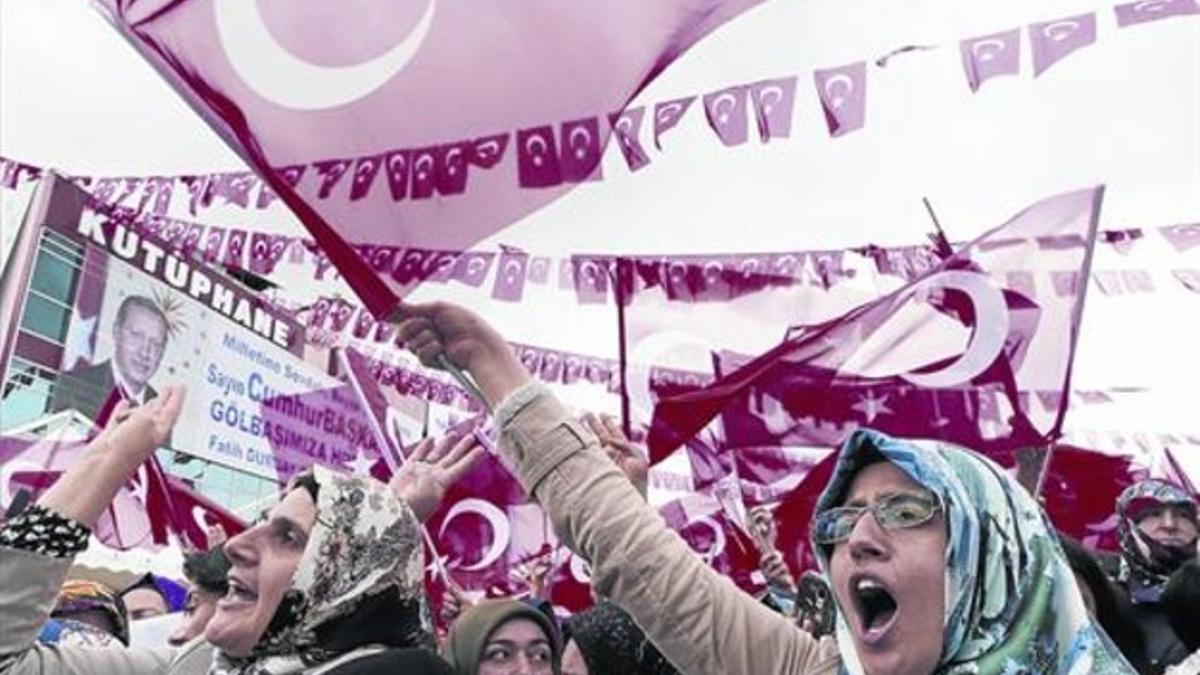 Seguidores del islamista AKP en un acto electoral en Ankara.