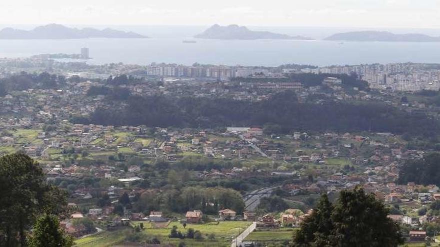 Perspectiva panorámica de la ciudad desde la avenida de Rebullón, con las Cíes al fondo. // Alba Villar