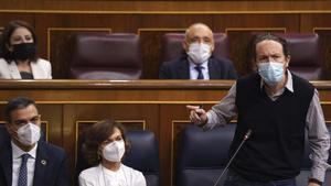 Pedro Sánchez, junto con los vicepresidentes Carmen Calvo y Pablo Iglesias, este 18 de noviembre durante la sesión de control al Gobierno en el Congreso.