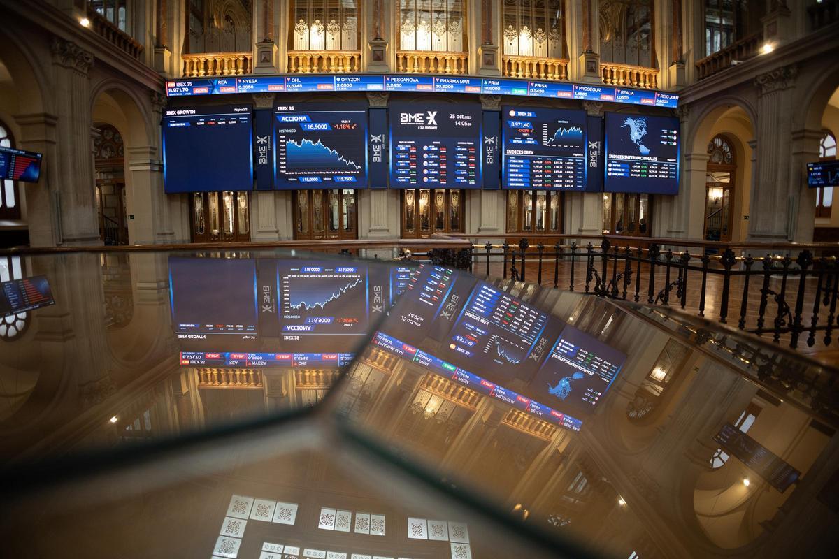 Un panel del Ibex 35, en el Palacio de la Bolsa de Madrid.