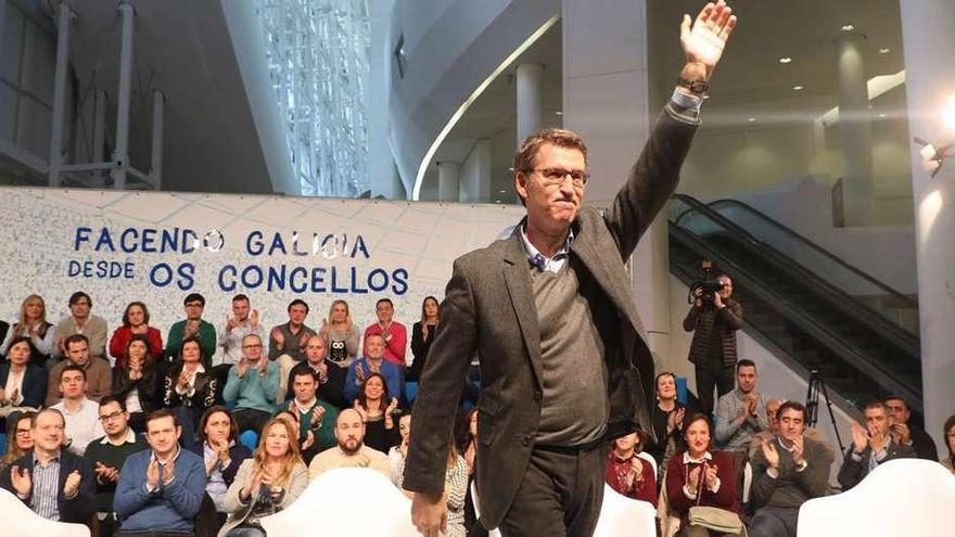 Feijóo, con miembros del PP en el acto de ayer en la Cidade da Cultura de Santiago. // Xoán Álvarez