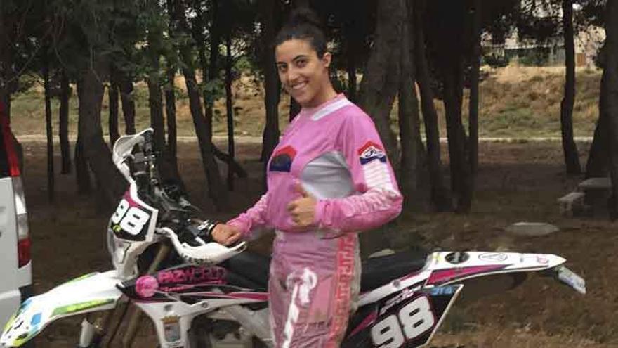 Sara García posa con su moto en los entrenamientos.