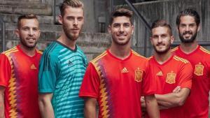 Alba, De Gea, Asensio, Koke e Isco lucen la nueva camiseta de la selección.