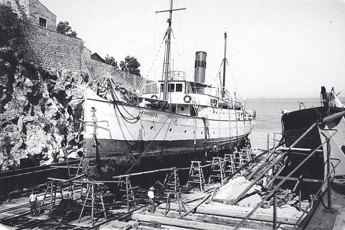 El ‘Ciudadela’, de 39 metros de eslora, varado el 17 de junio de 1948.