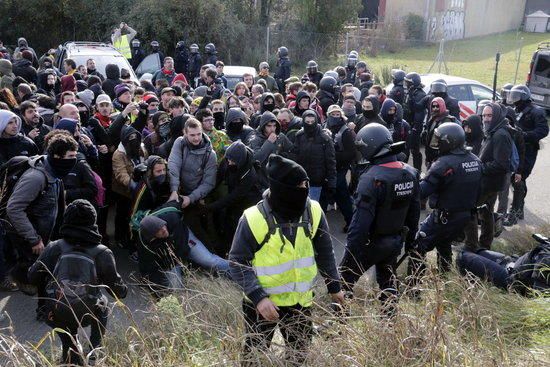 L''actuació dels Mossos per desallotjar l''AP-7.