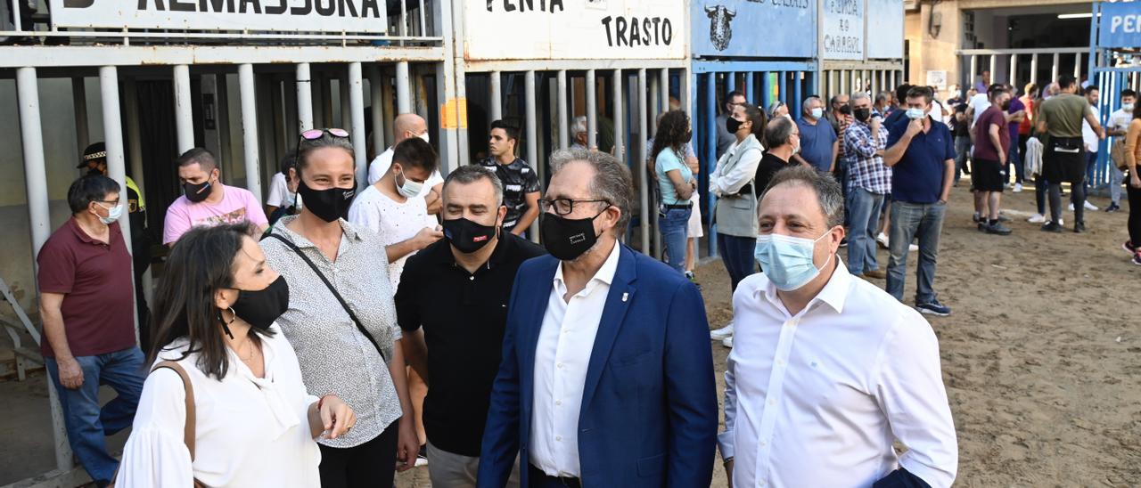 José Martí y la alcaldesa de Almassora, en el recinto taurino de esta localidad.