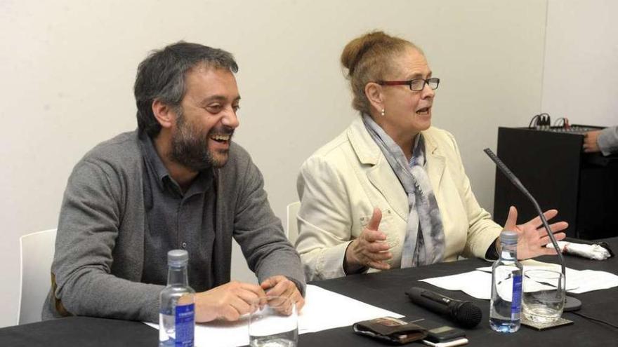 El alcalde, Xulio Ferreiro, con la presidenta de Amas de Casa, Rosa Otero.