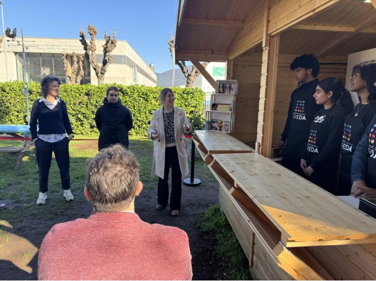 Un moment de l’explicació del projecte GredaCo davant la guingueta instal·lada al pati