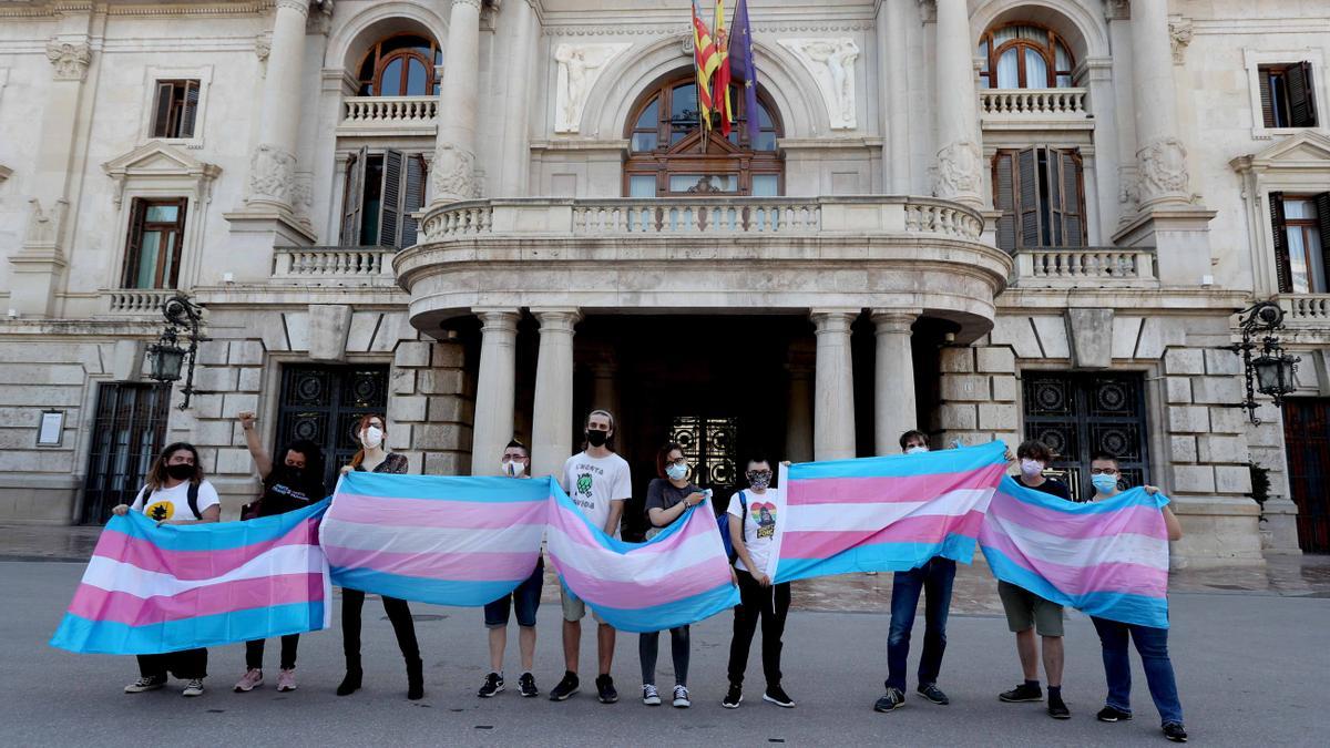 Miembros del colectivo Lambda frente al ayuntamiento de València