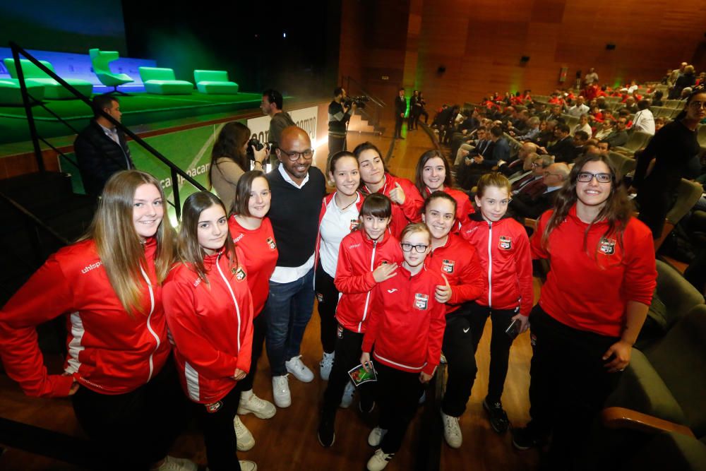 Éxito de público en la jornada con los exjugadores Joan Capdevila y Marcos Senna