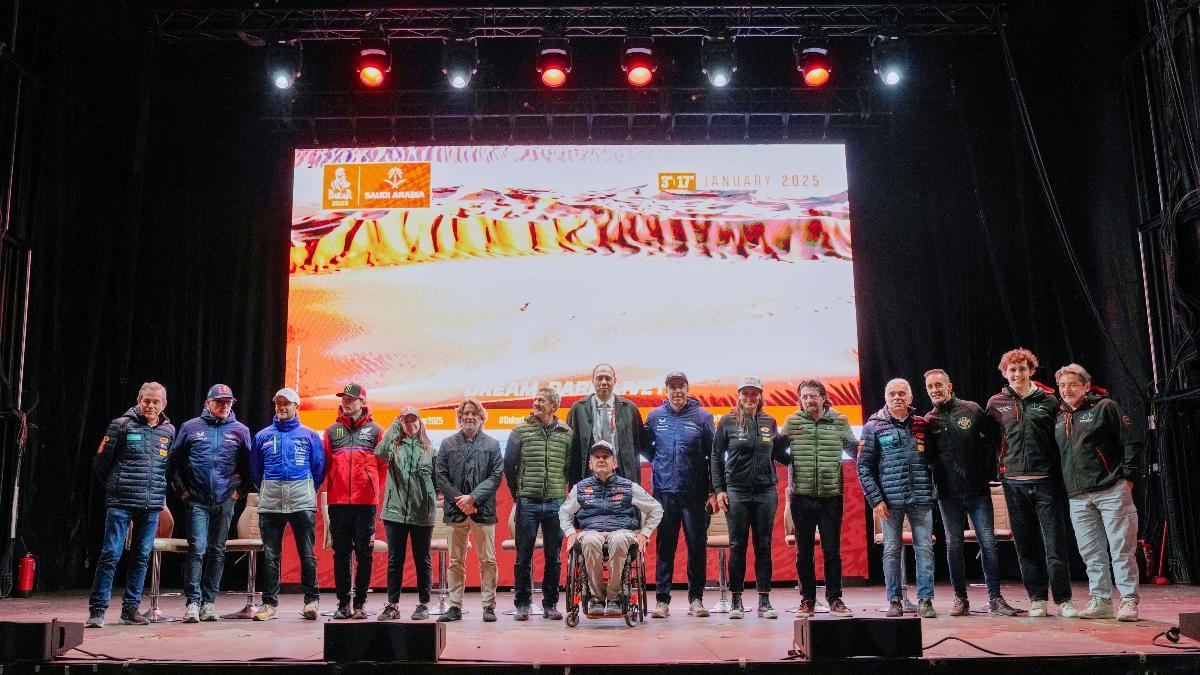 Foto de familia durante la presentación de la próxima edición del Rally Dakar, en Barcelona