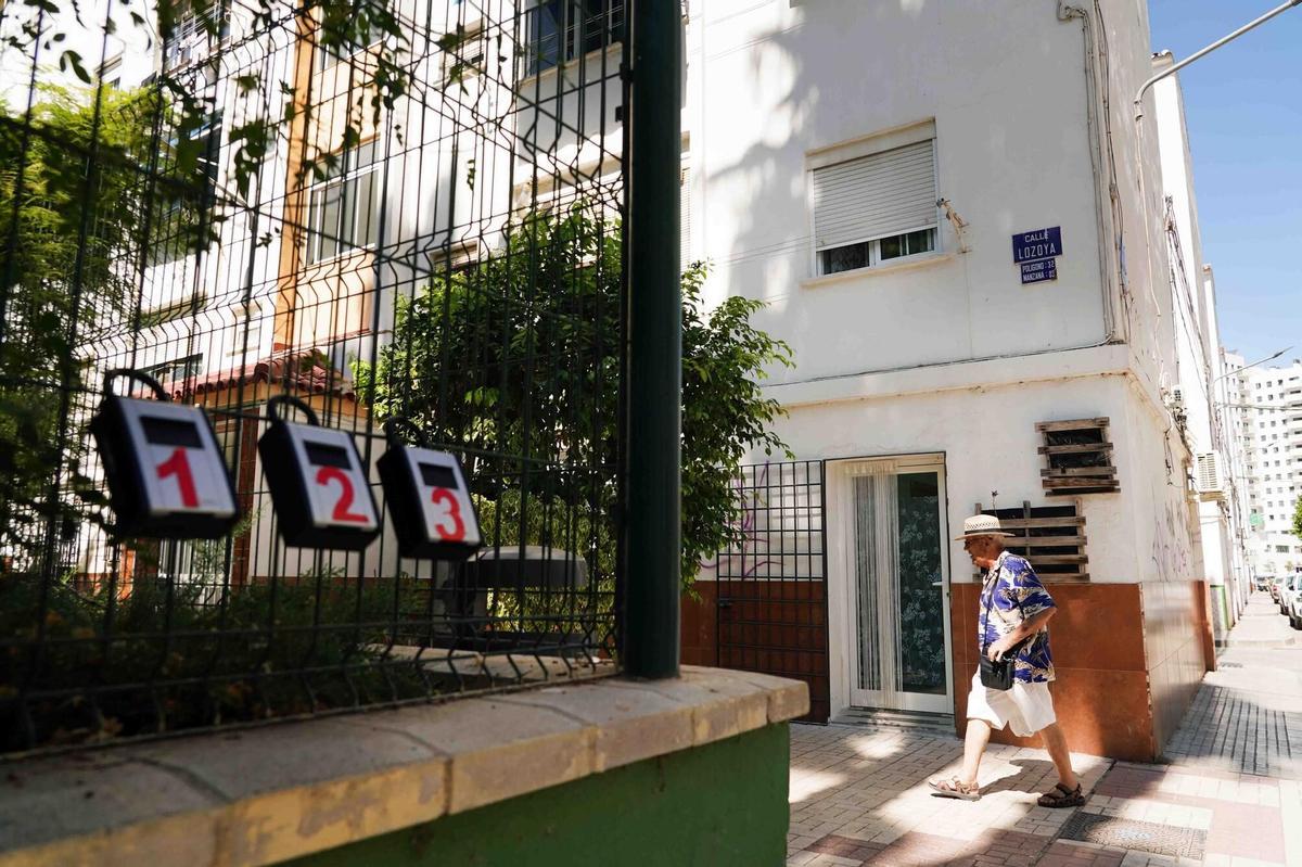 Varios candados de pisos turísticos enganchados en la barriada Sixto de la capital