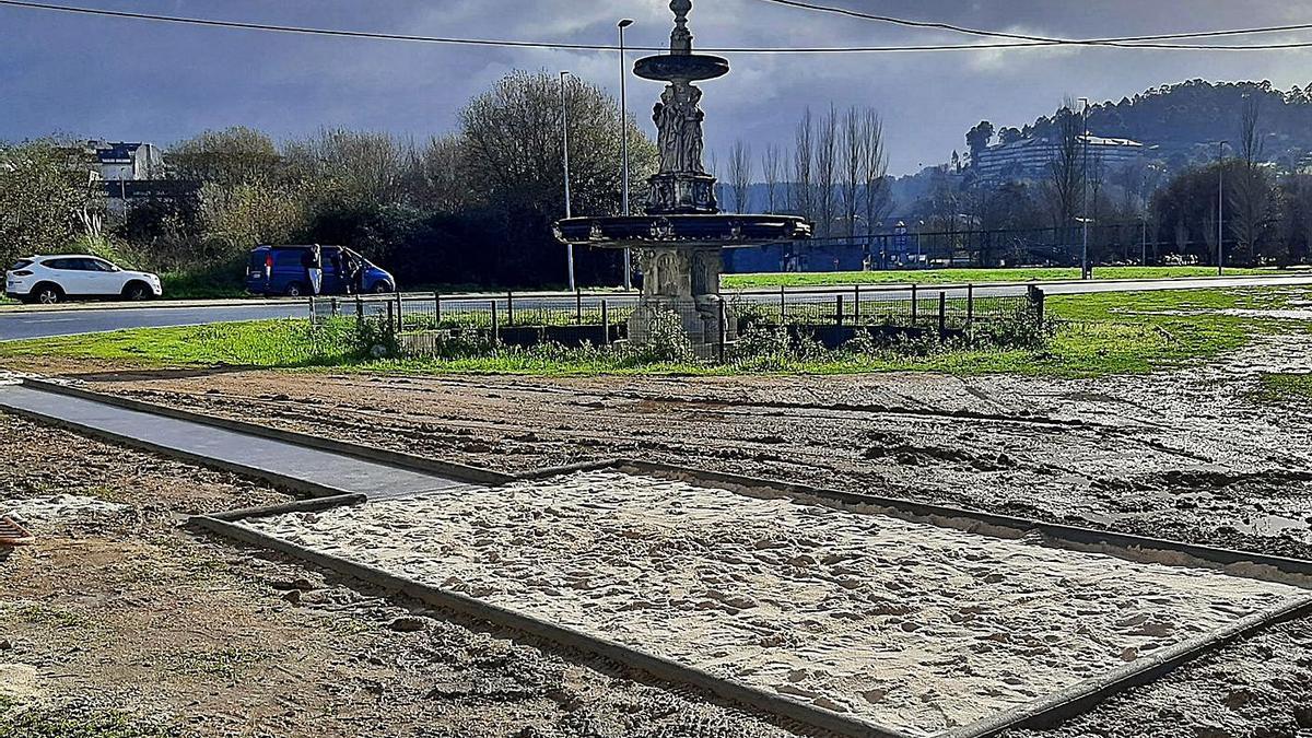 Pista de salto acondicionada por el Concello y al fondo la fuente de las cuatro estaciones. |   // LOC