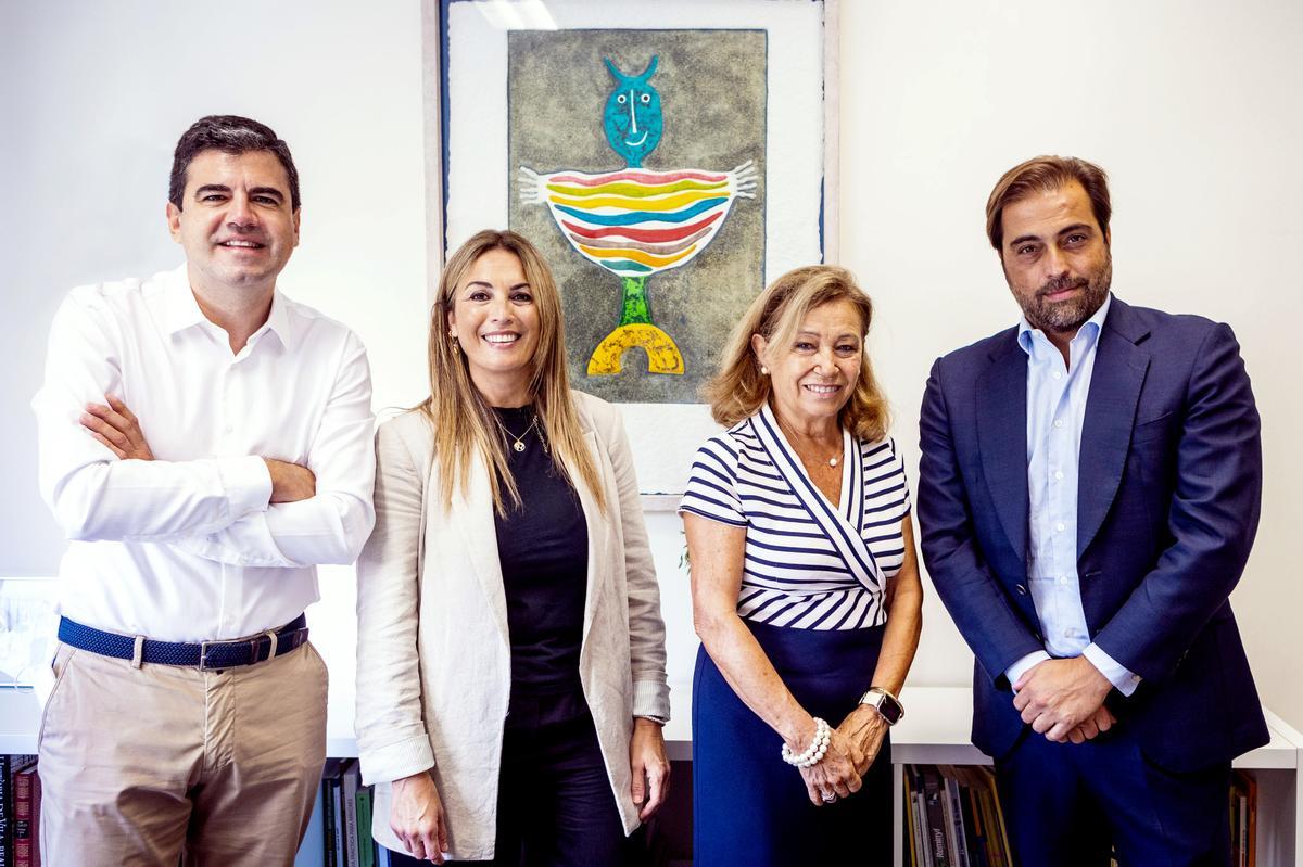 Instantánea tomada el día de la entrega de la donación de 3.000 euros.
