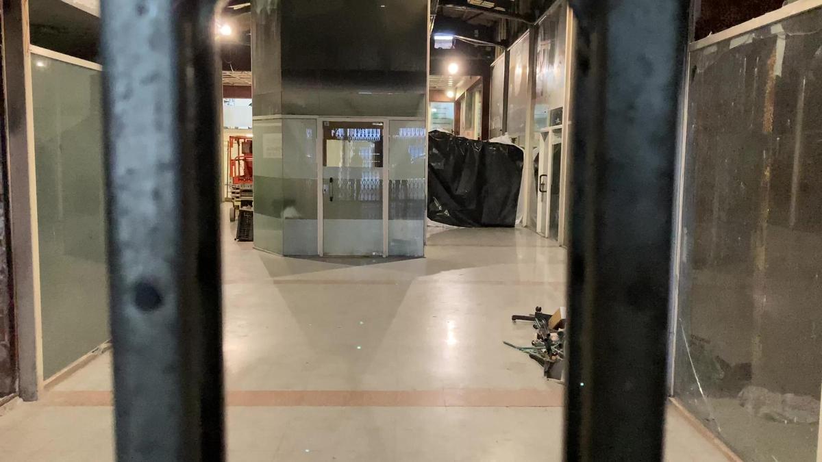 Imatge de l'estat actual del Bulevard 32 de Figueres, afectat per un incendi.