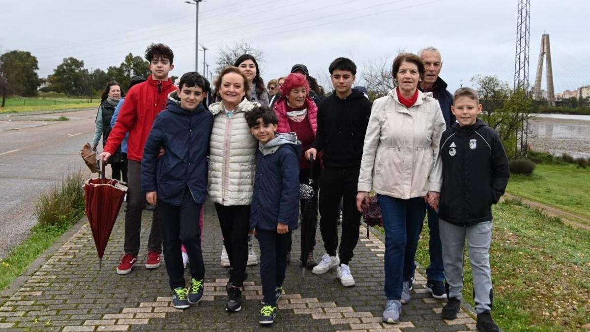 Algunos de los abuelos y nietos al inicio de la ruta intergeneracional.