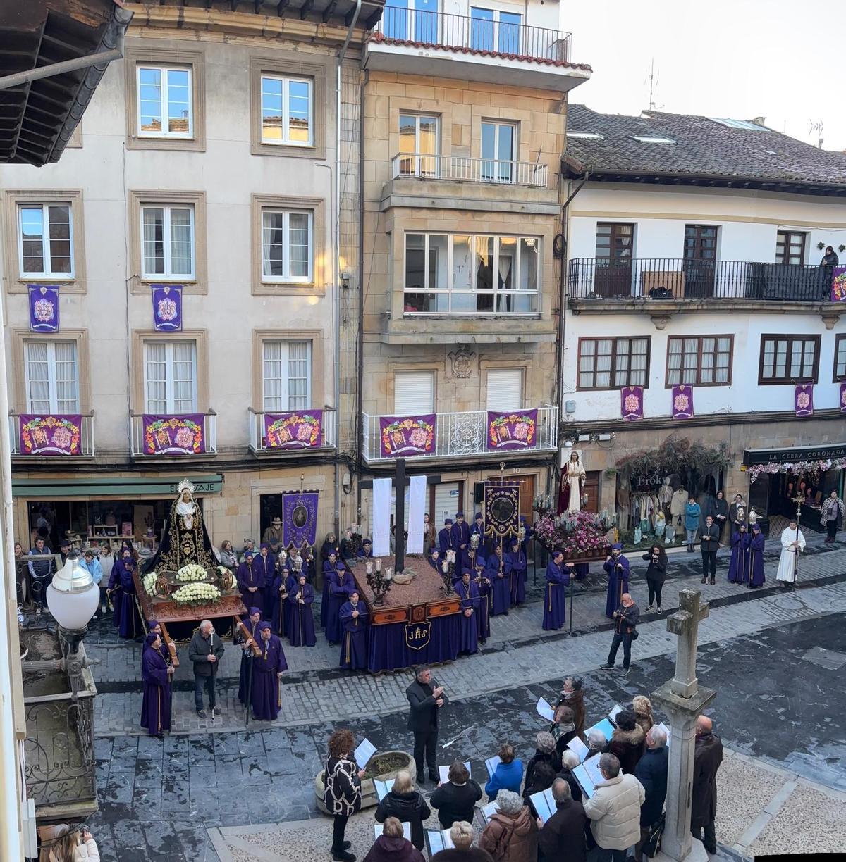 En imágenes, la procesión de La Soledad de Villaviciosa