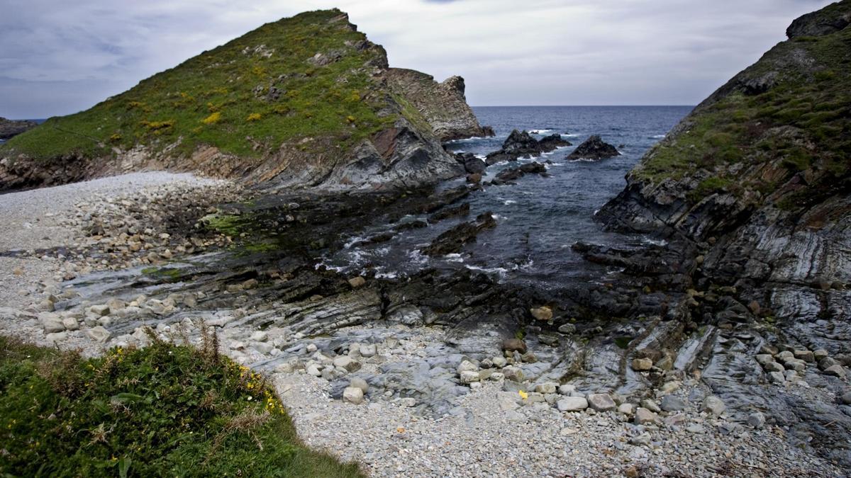 La playa de Pormenande, zona en la que desapareció el aficionado a la pesca submarinista.