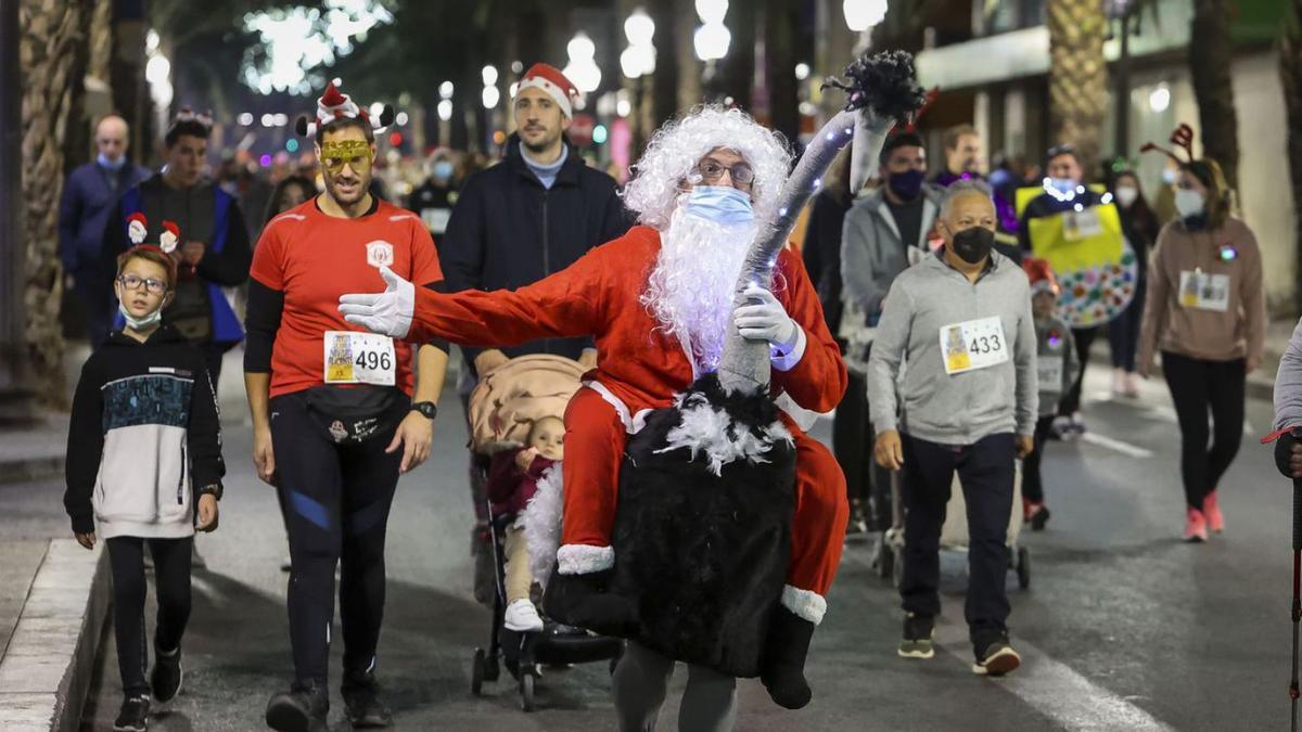 La San Silvestre más festiva recorre Alicante | HÉCTOR FUENTES