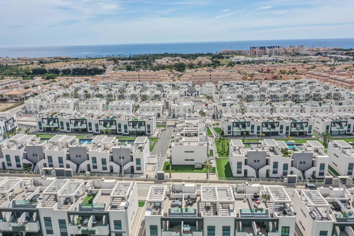 Vista aérea de viviendas turísticas en el litoral oriolano