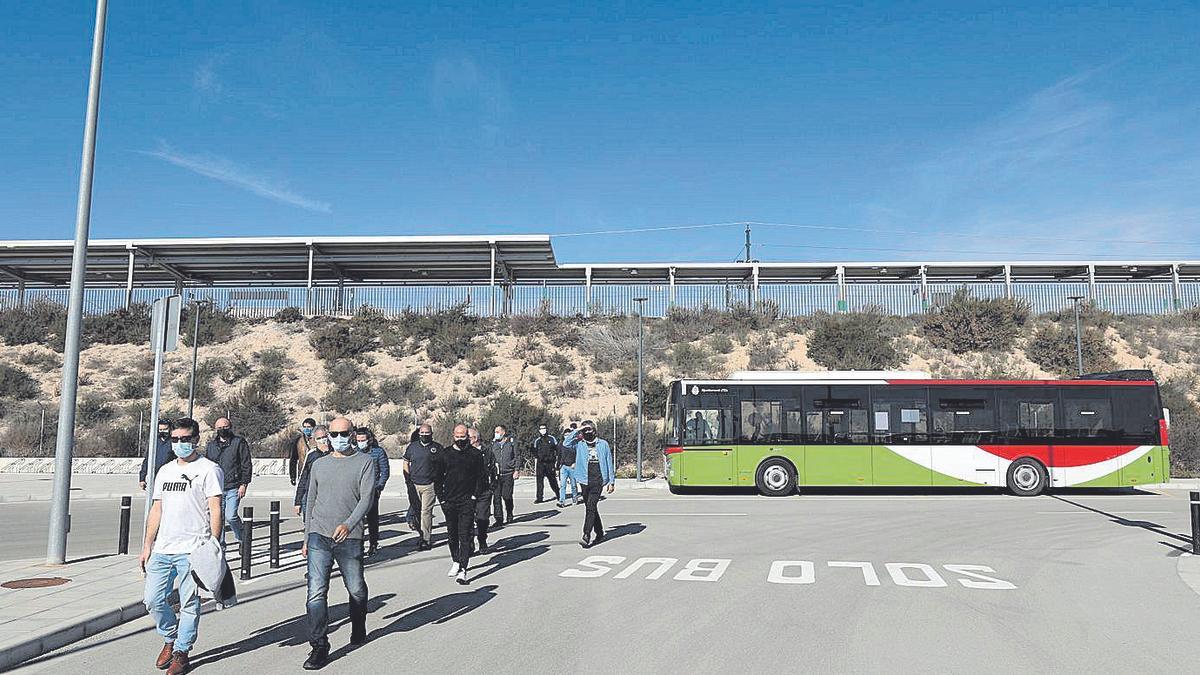 Los conductores de autobús acuden a conocer su nuevo recorrido. La calma que reina en la estación de Matola, con apenas dos trenes a primera hora de la mañana y otros dos a última hora de la tarde, se rompió ayer con la llegada de una veintena de conductores de autobús. Los profesionales se acercaron a conocer el nuevo recorrido que deben realizar en el servicio habilitado por el Ayuntamiento.