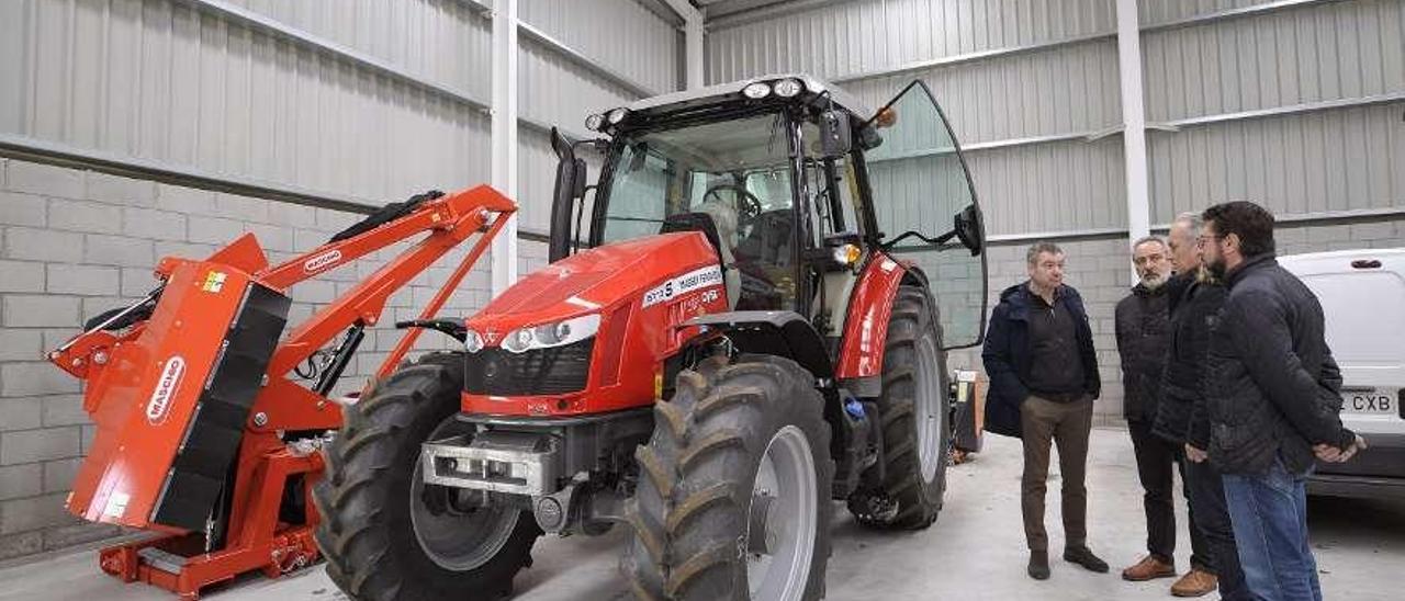 Presentes durante la adquisición del nuevo tractor, ayer, en el concello de Dozón. // Bernabé/Javier Lalín