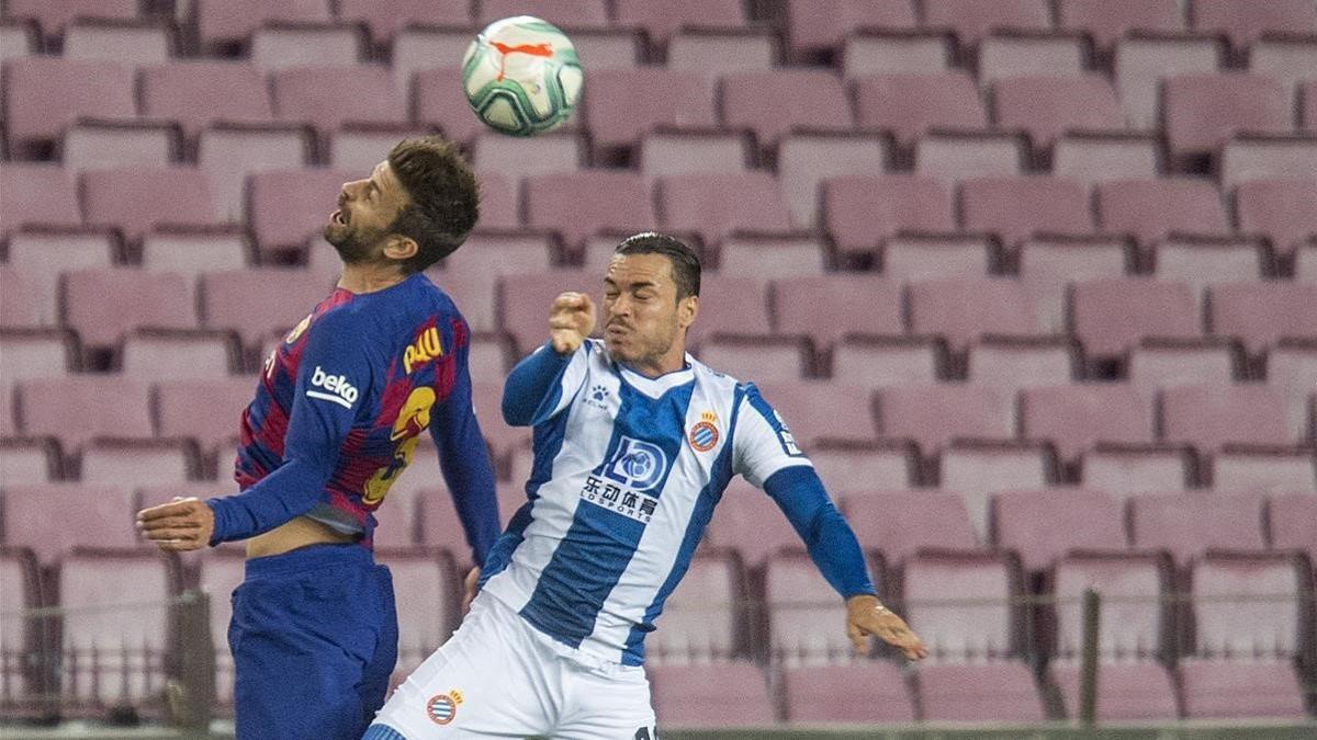 Piqué pelea con Raúl de Tomás en el derbi contra el Espanyol en el Camp Nou.