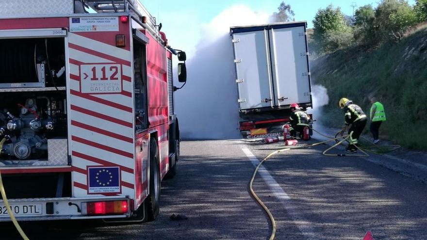 Los bomberos intervienen para sofocar las llamas // FdV