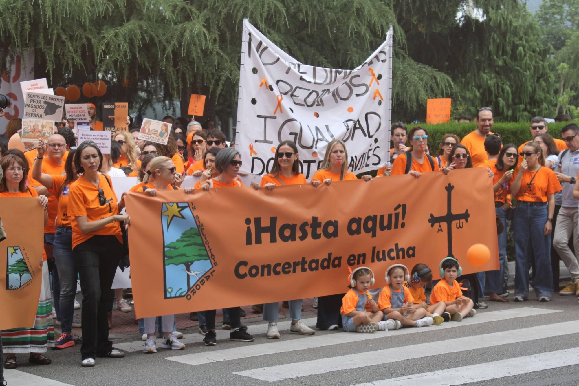 Así fue la multitudinaria marcha naranja de la concertada en Asturias