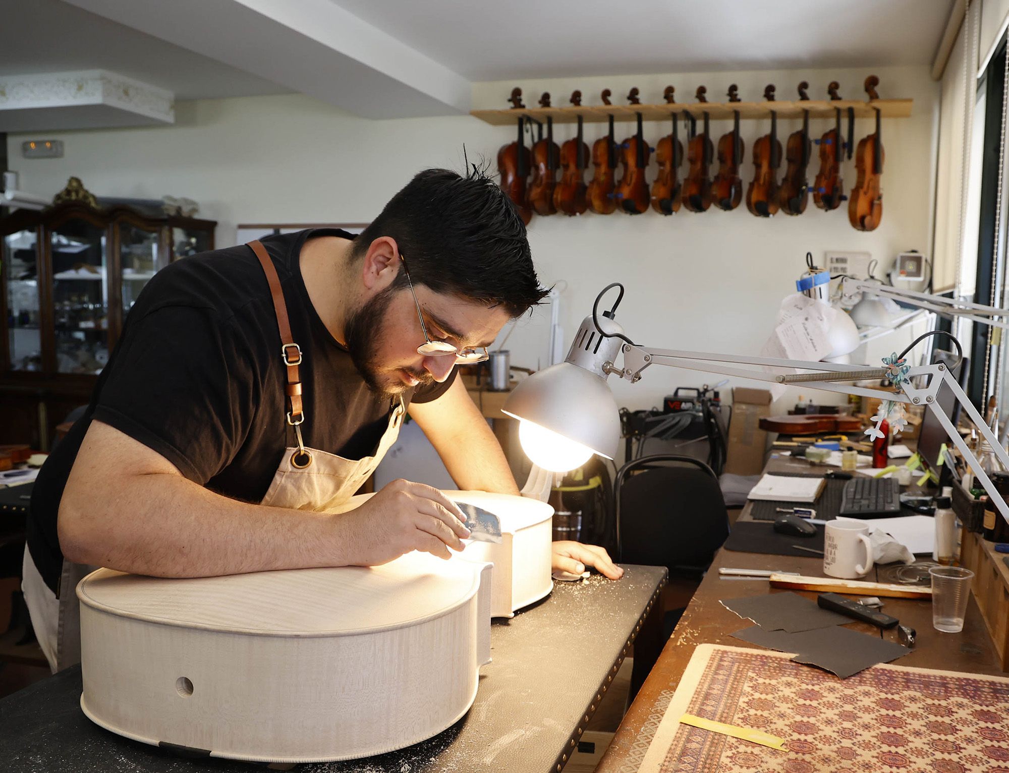 Anxo se dedica a construir, reparar y mantener violines, violas y violonchelos en su taller vigués