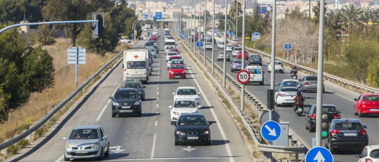 Trànsit de vehicles, una de les grans fonts de contaminació.