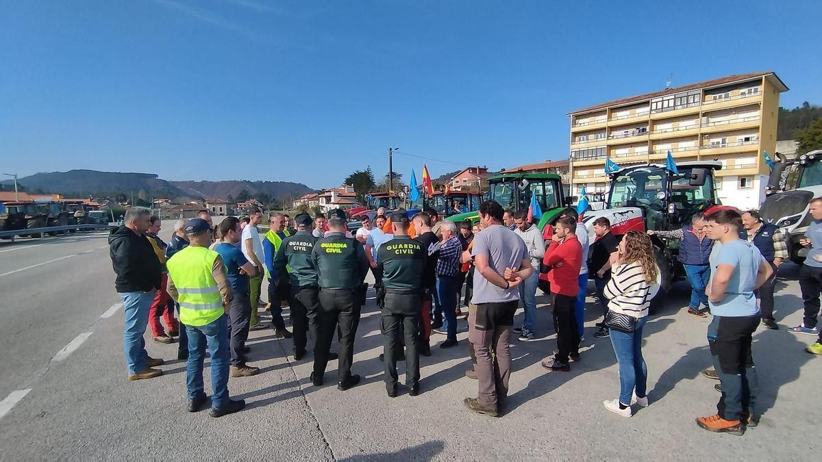 Una tractorada entre Llanes y Unquera se suma a las protestas del sector primario: "Si el campo no produce, la ciudad no come"