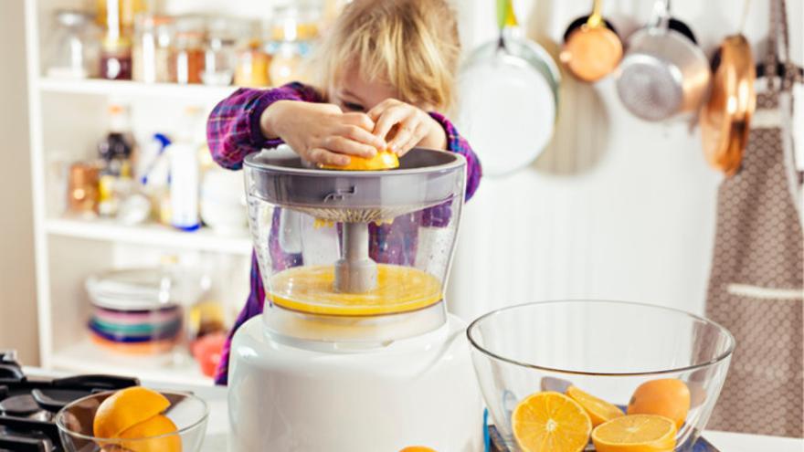 Cubitos de zumo de naranja: la compacta receta ideal para no coger un resfriado que te durará hasta un año