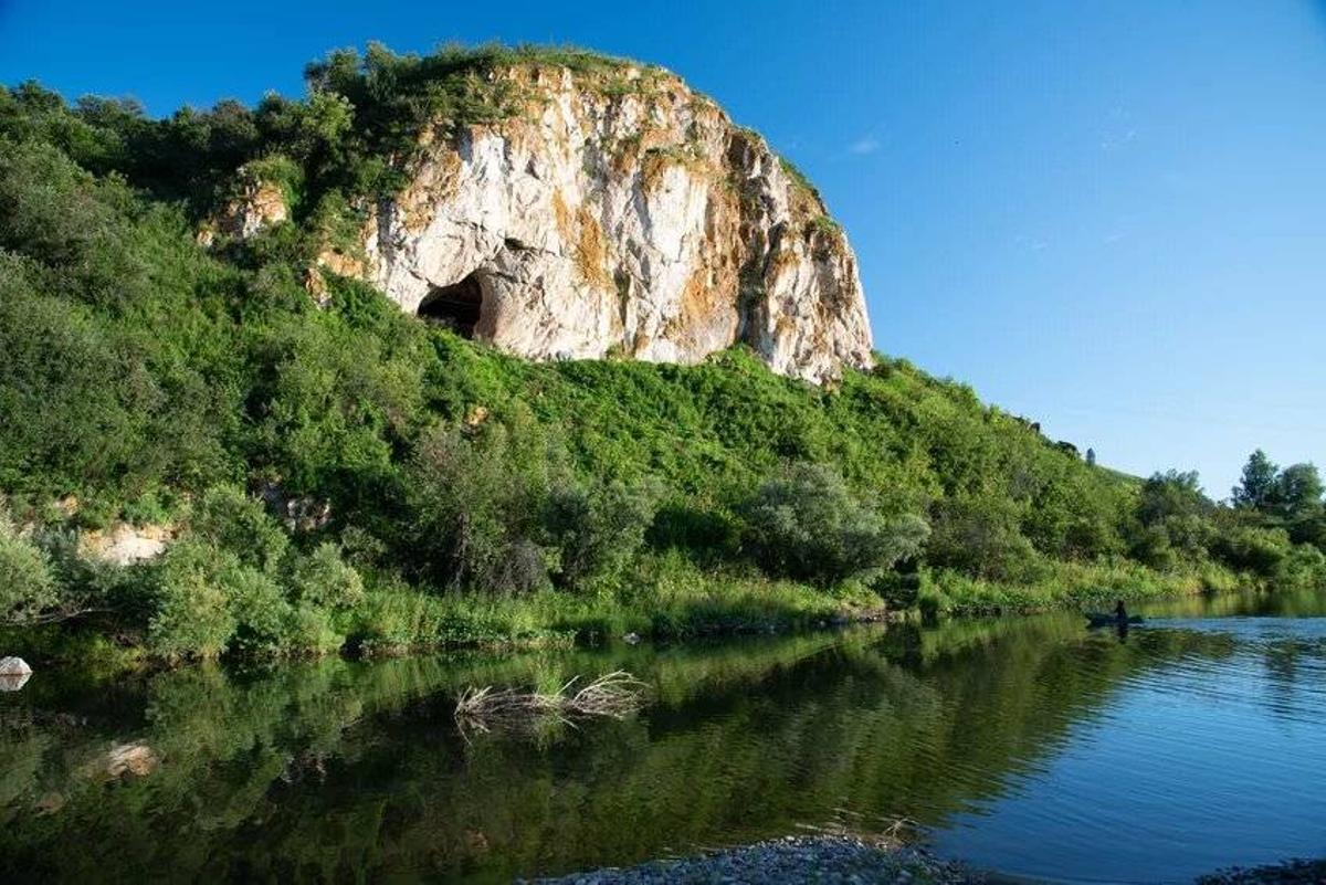 Cueva de Chagyrskaya, donde vivía la última familia neandertal conocida antes de la extinción.