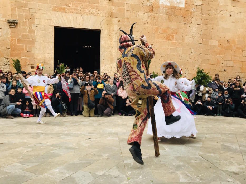 Los Cossiers de Algaida honran al patrón Sant Honorat