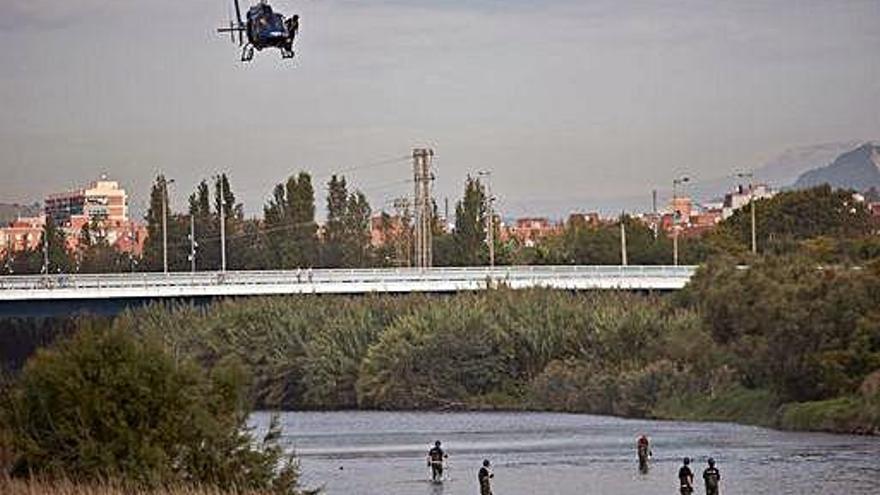 Un helicóptero y varios integrantes del equipo de búsqueda, ayer.