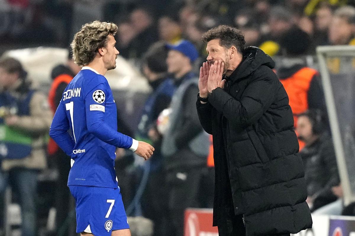 Simeone dialoga con Griezmann durante el partido