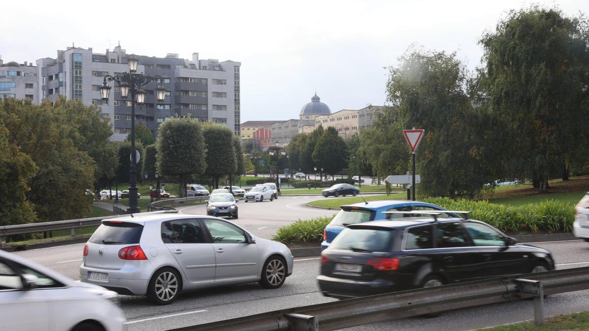Vehículos accediendo a la rotonda de Luis Oliver desde la AS-II.