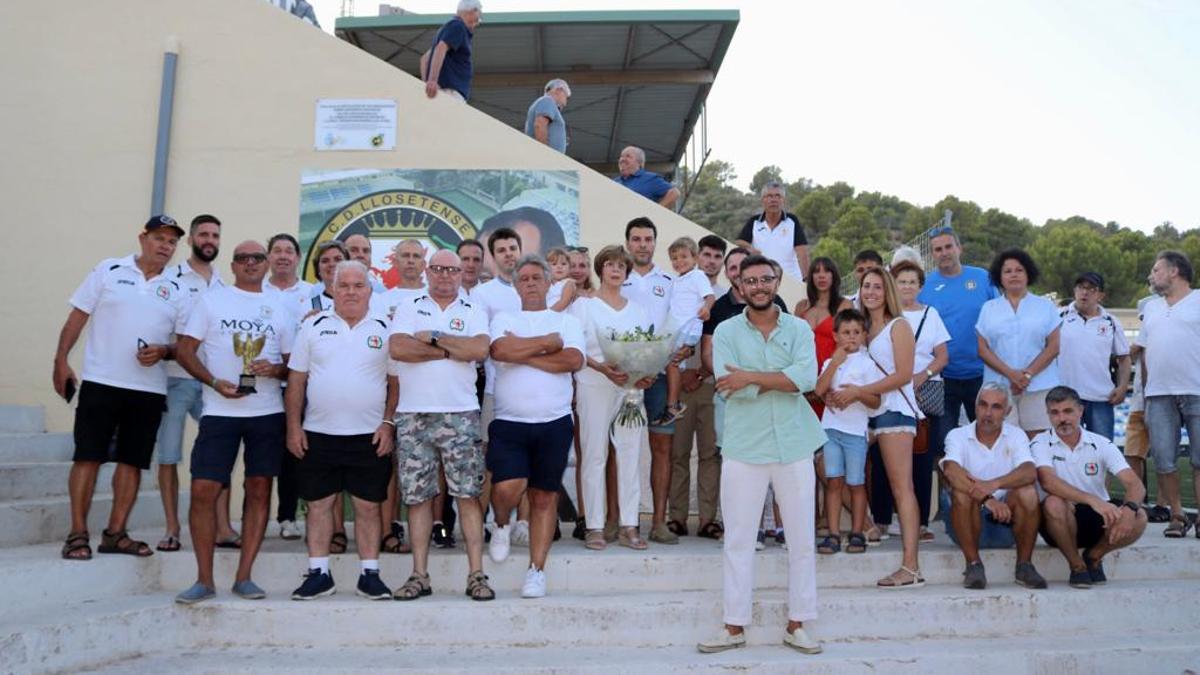 Amigos, compañeros y familiares de Tolo Bestard junto con aficionados del Llosetense posan en el homenaje al expresidente del club.
